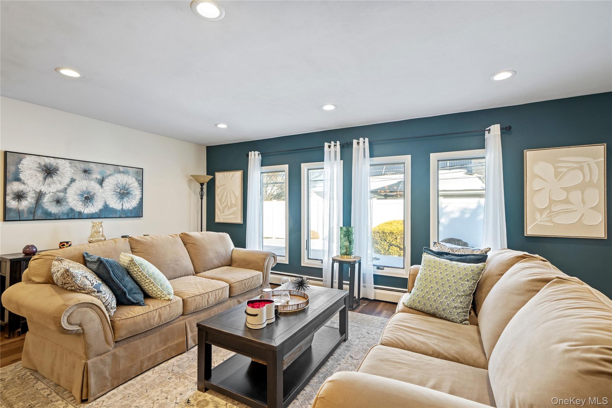 18 Bridle Lane, Hicksville, NY 11801