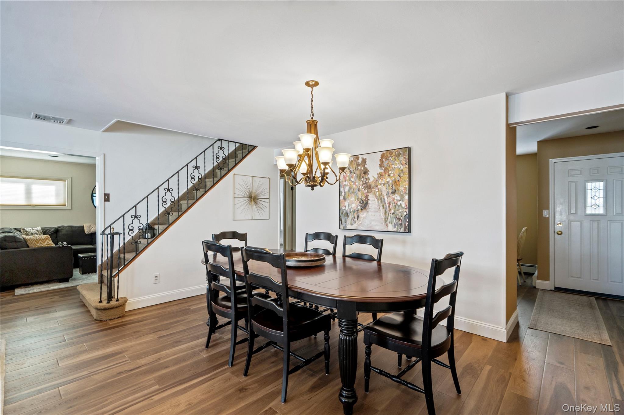 18 Bridle Lane, Hicksville, NY 11801