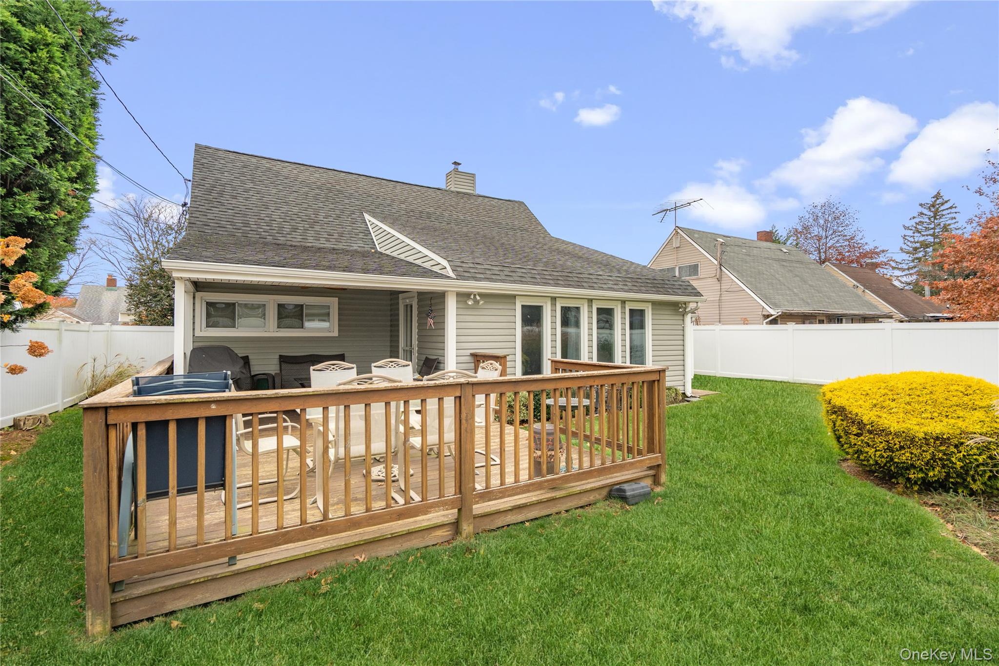 18 Bridle Lane, Hicksville, NY 11801