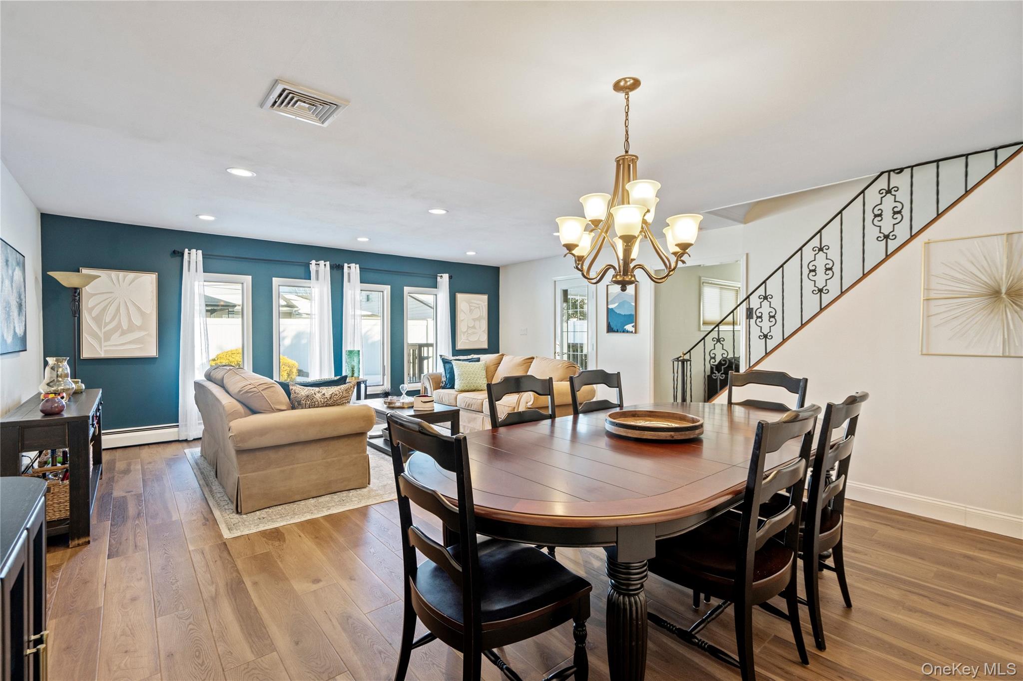 18 Bridle Lane, Hicksville, NY 11801