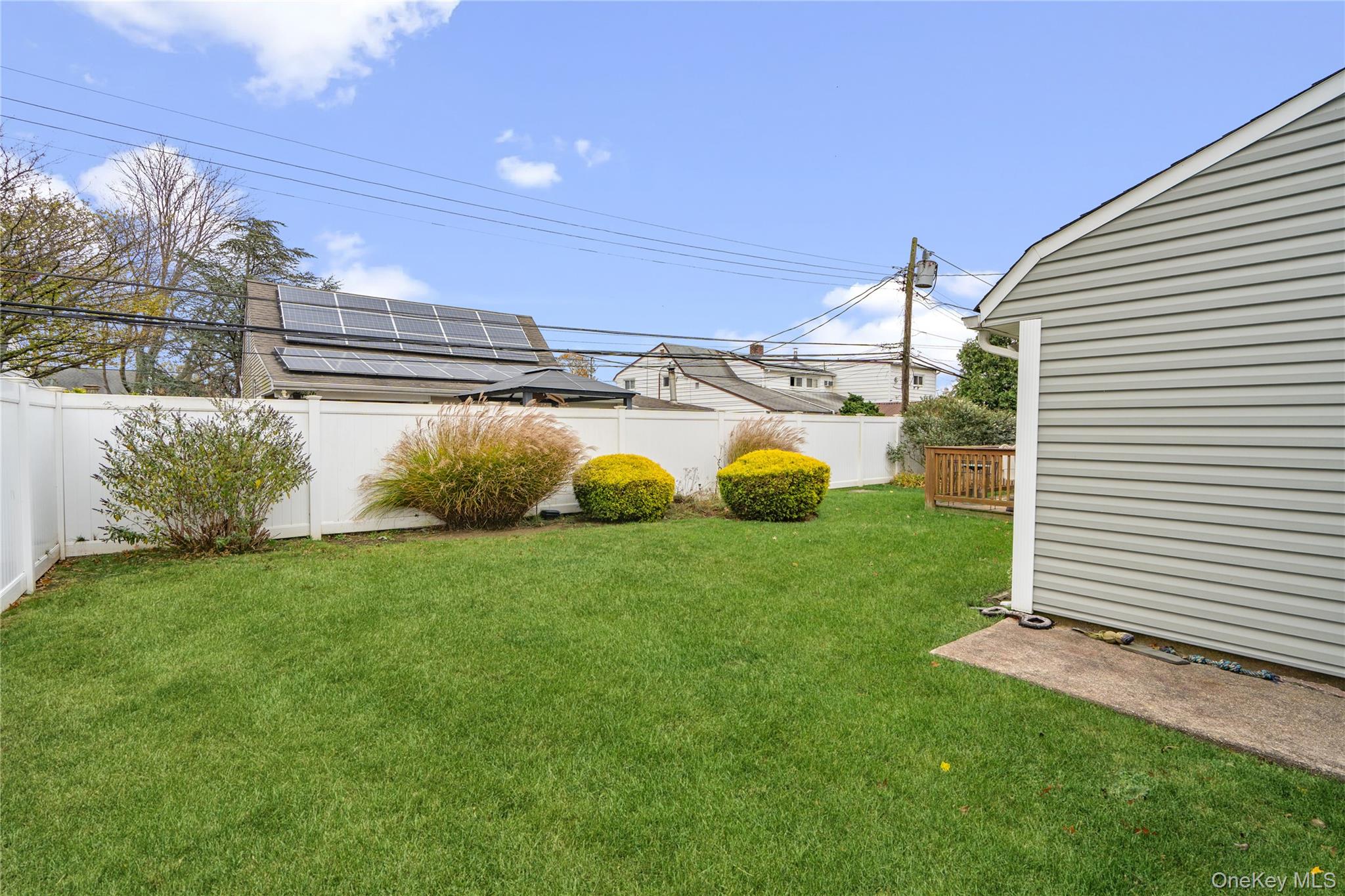 18 Bridle Lane, Hicksville, NY 11801