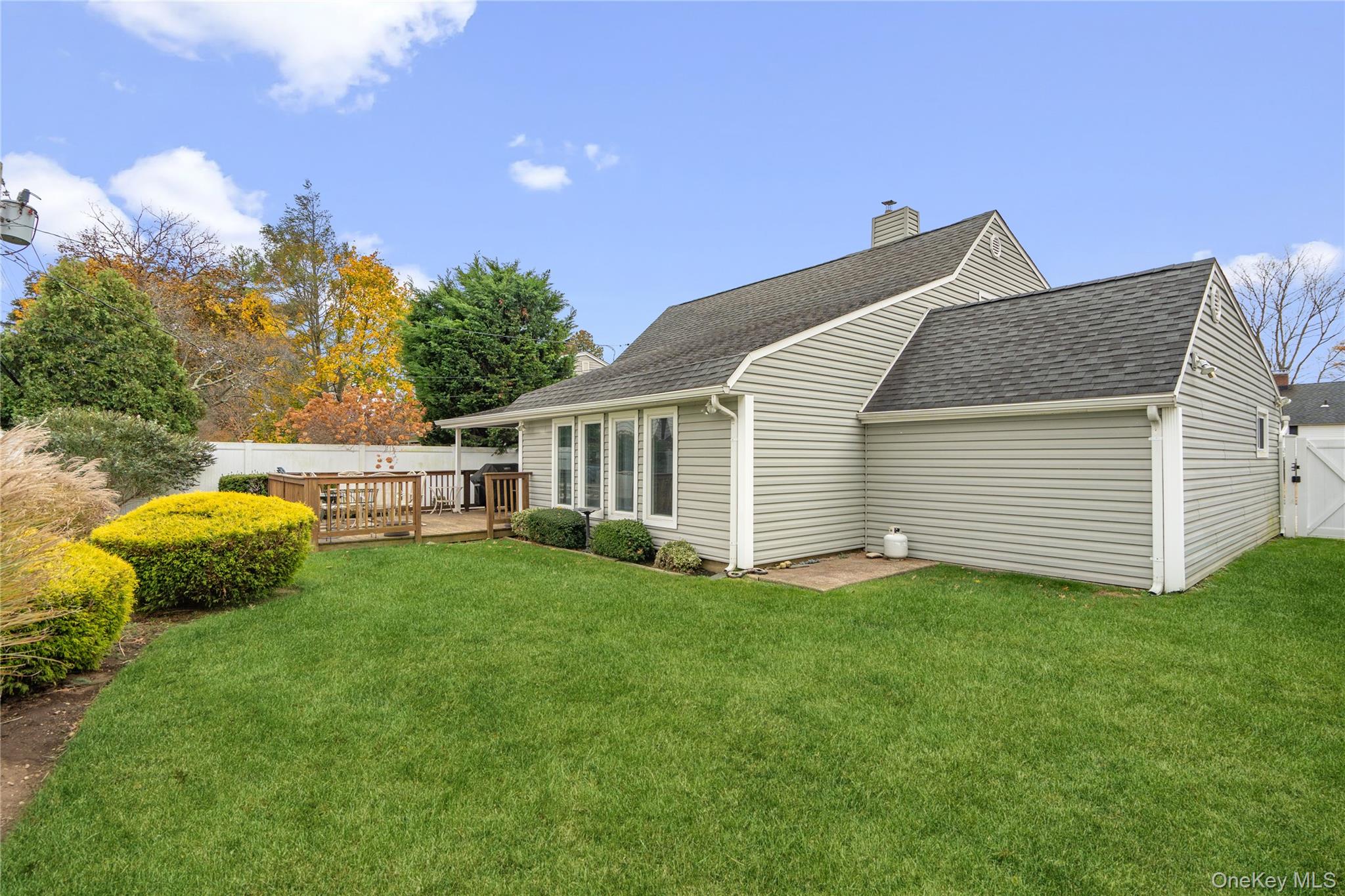 18 Bridle Lane, Hicksville, NY 11801