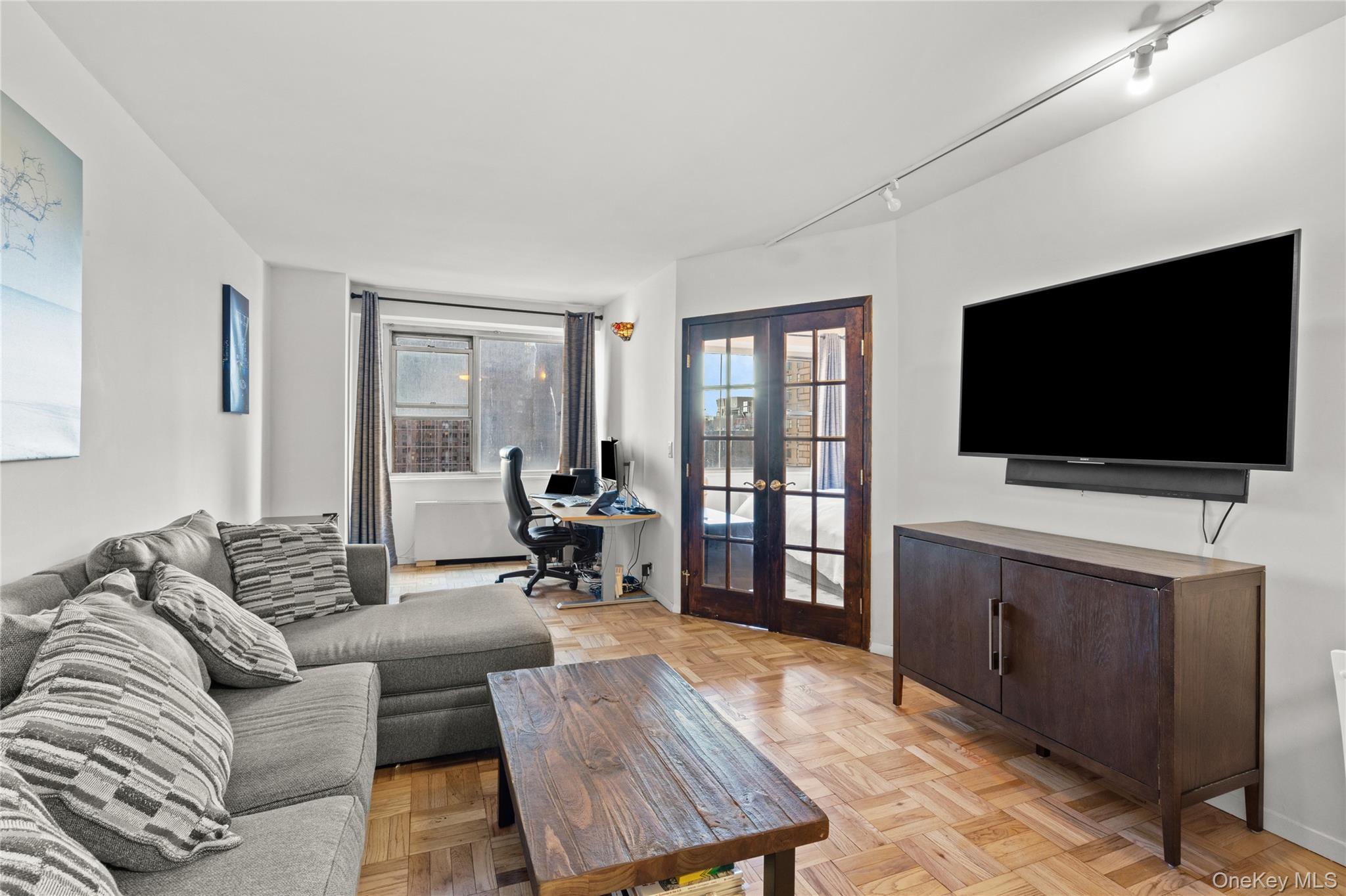 300 E 40 Street # 12E, New York (Manhattan), NY 10016