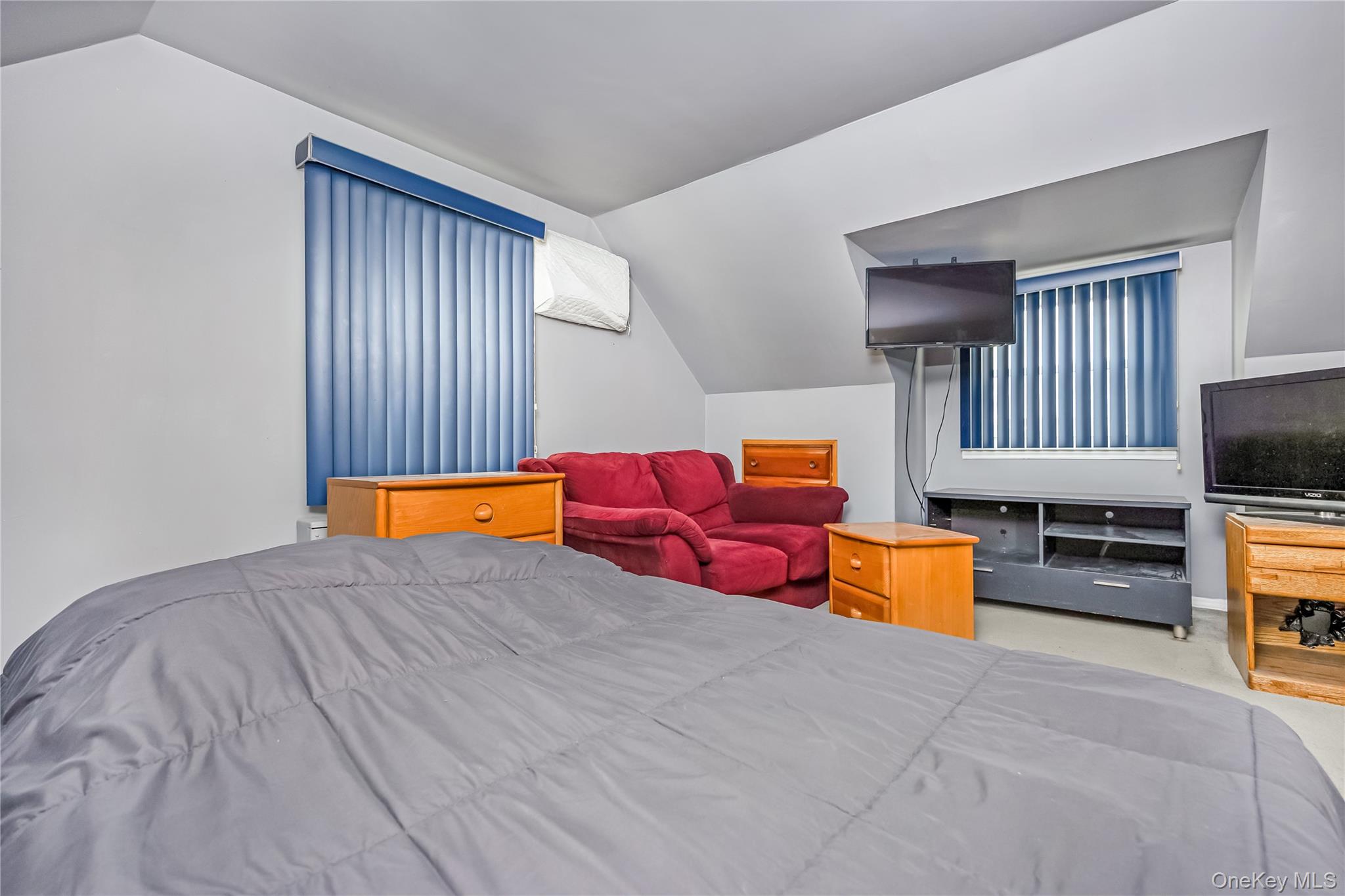 75 N Sloan Drive N, Valley Stream, NY 11580