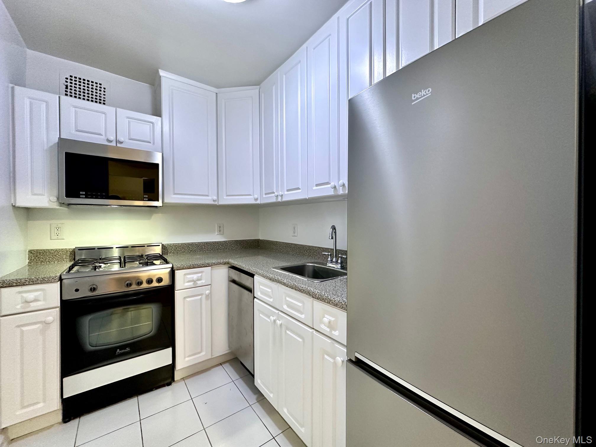 100-25 Queens Blvd, Forest Hills, NY 11375