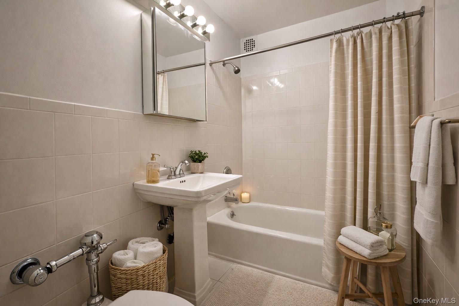 100-25 Queens Blvd, Forest Hills, NY 11375