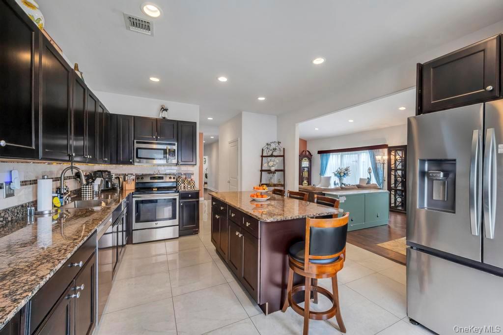 191 Flower Road, Shirley, NY 11967