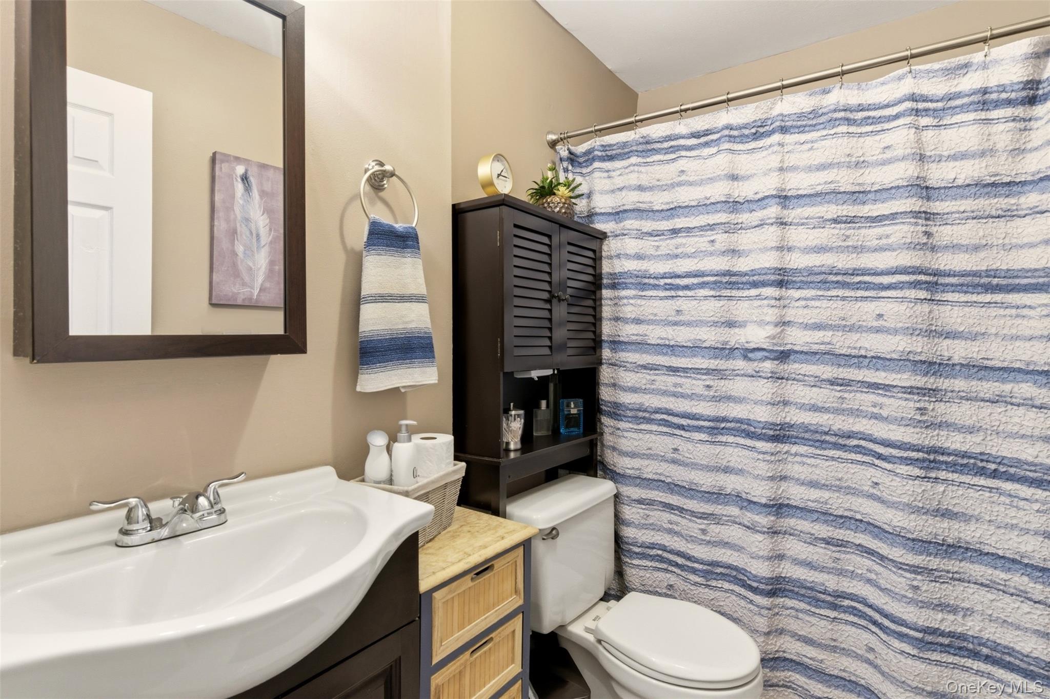 17 Westminster Lane, West Islip, NY 11795