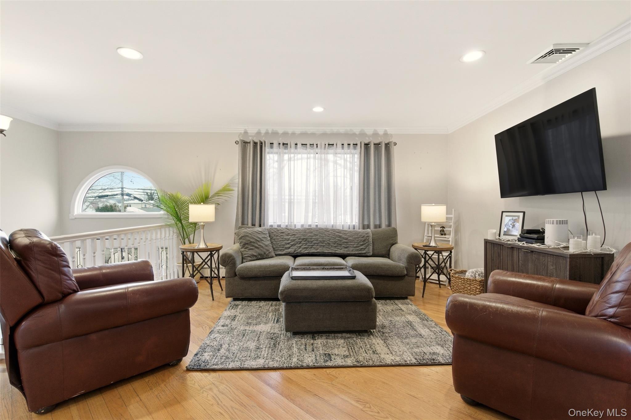 17 Westminster Lane, West Islip, NY 11795