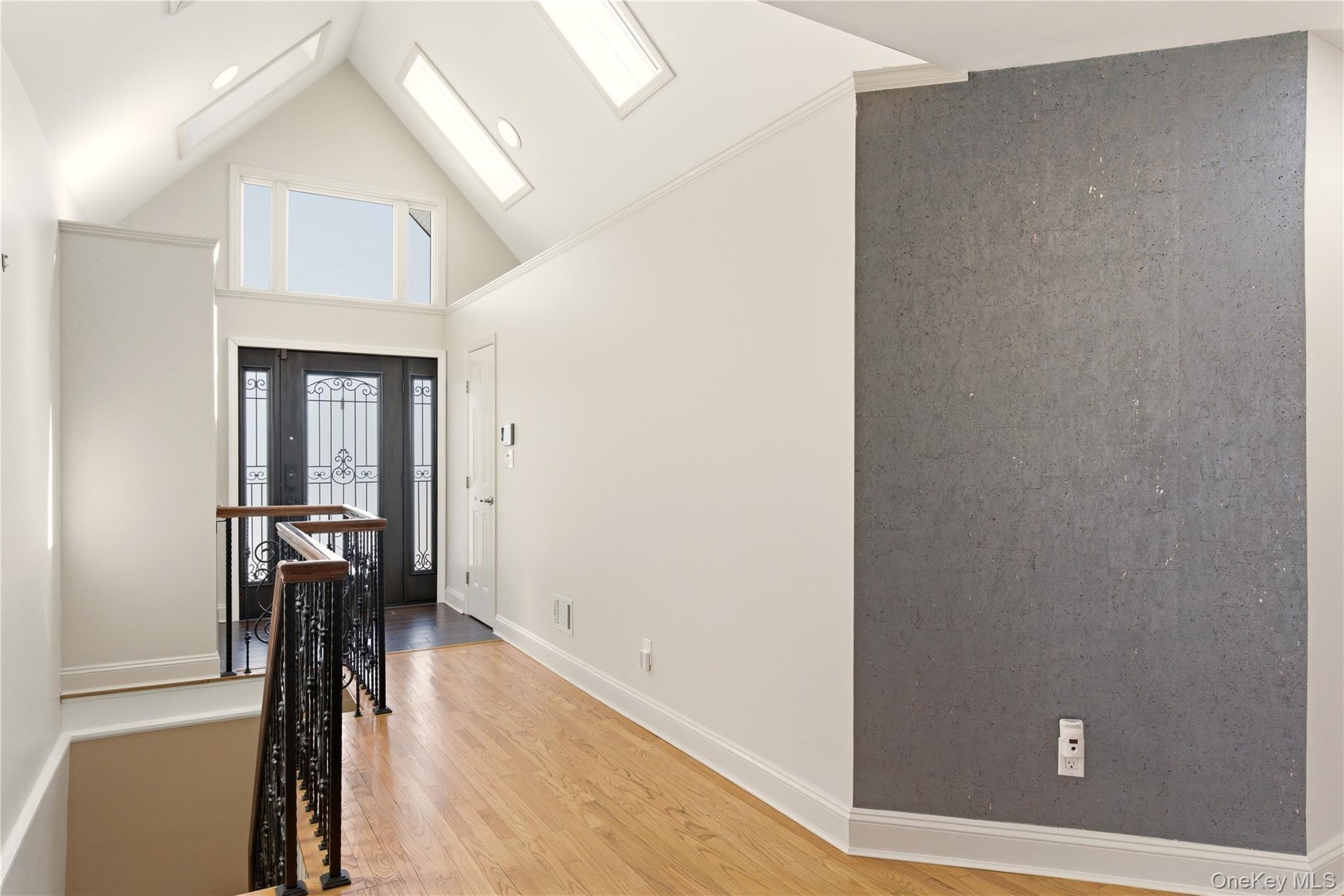 24 Green Drive, Roslyn, NY 11576