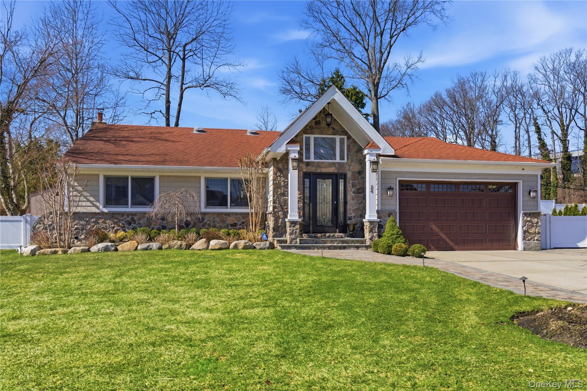 24 Green Drive, Roslyn, NY 11576