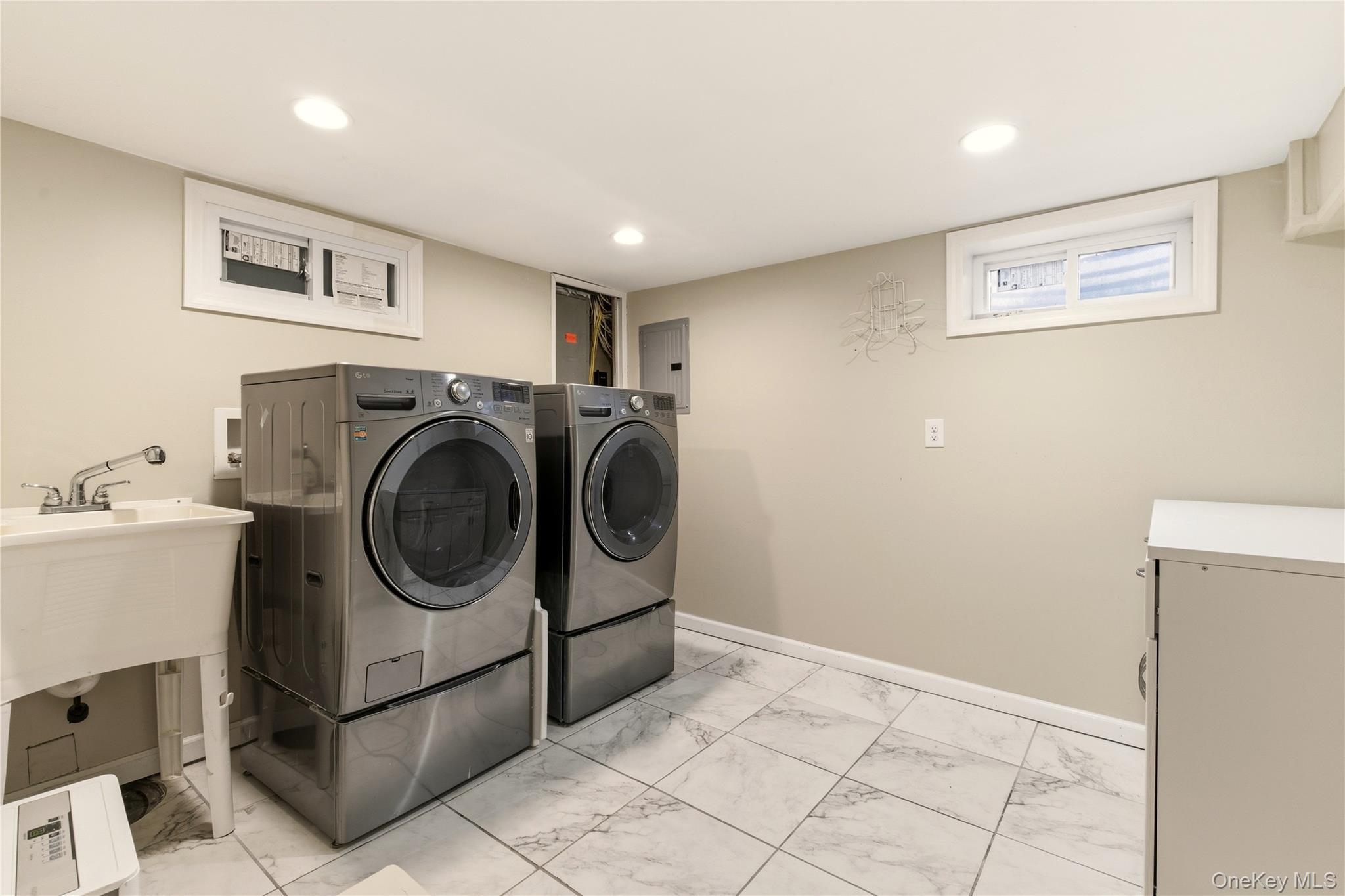 24 Green Drive, Roslyn, NY 11576