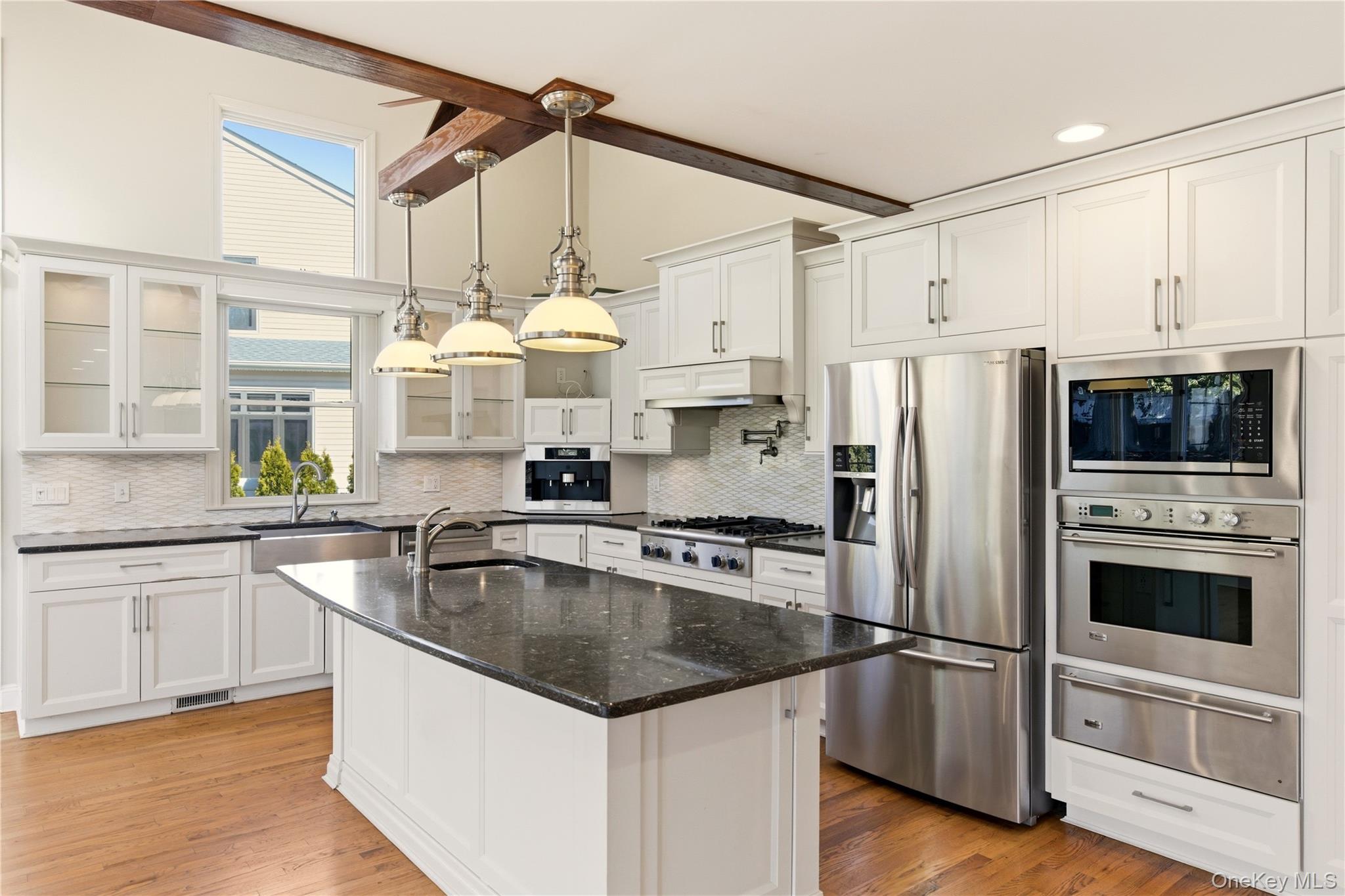 24 Green Drive, Roslyn, NY 11576