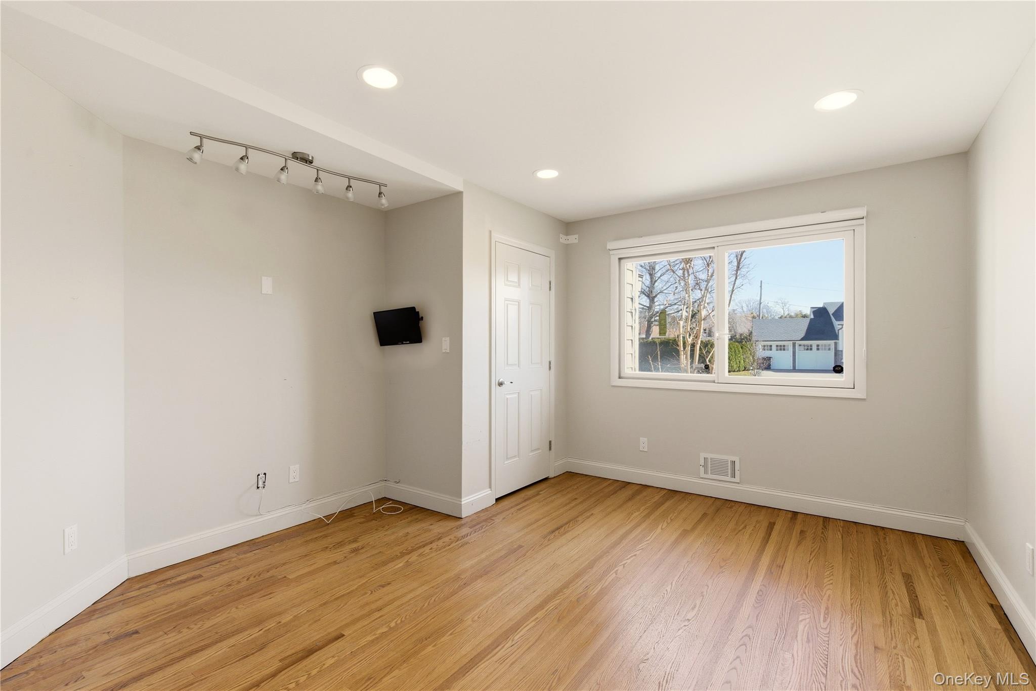 24 Green Drive, Roslyn, NY 11576