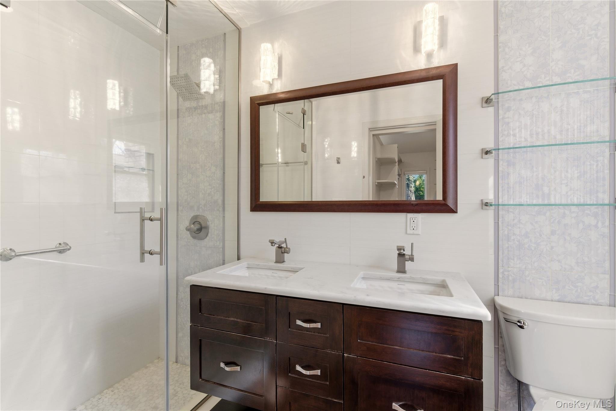 24 Green Drive, Roslyn, NY 11576