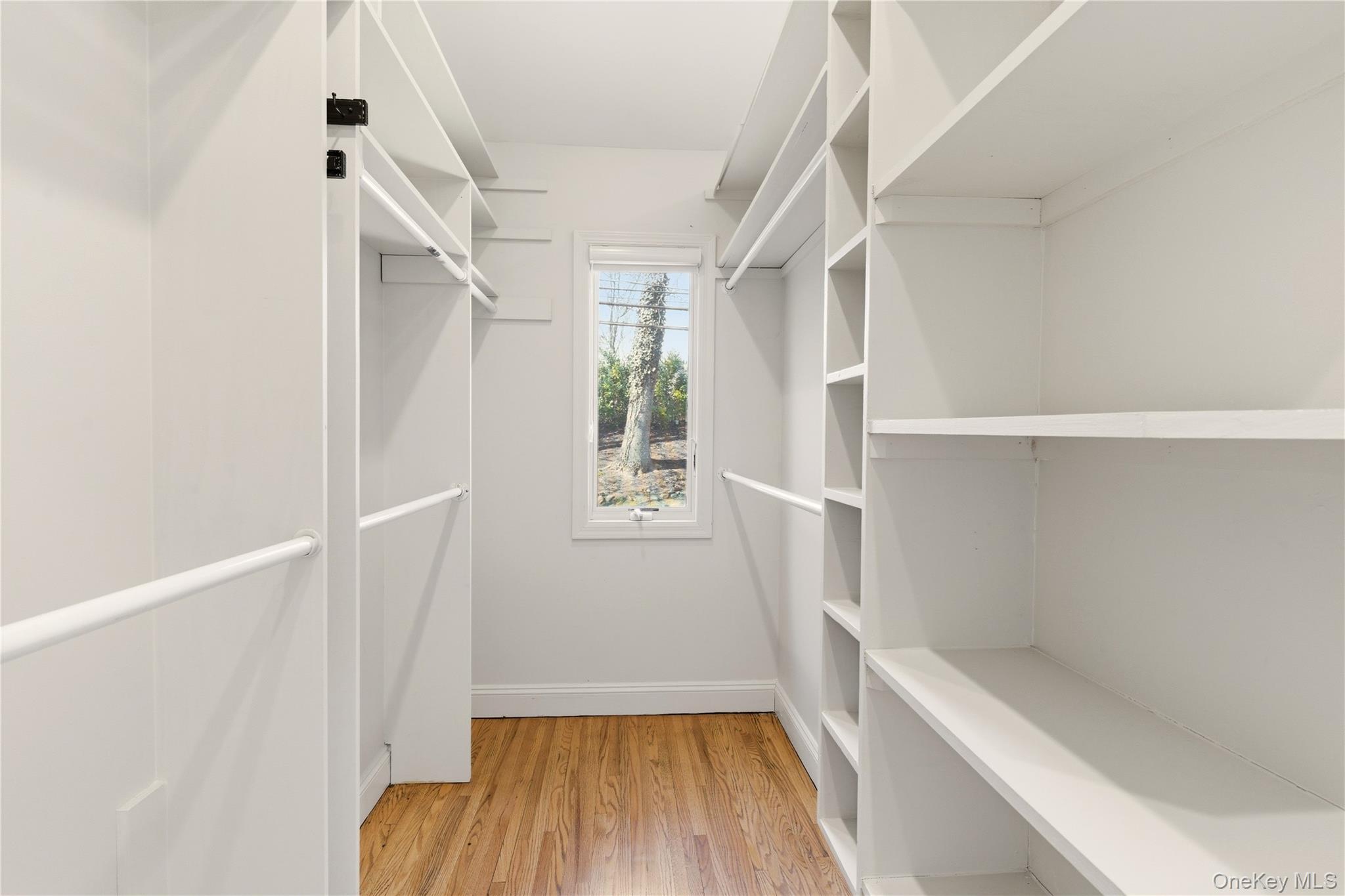 24 Green Drive, Roslyn, NY 11576