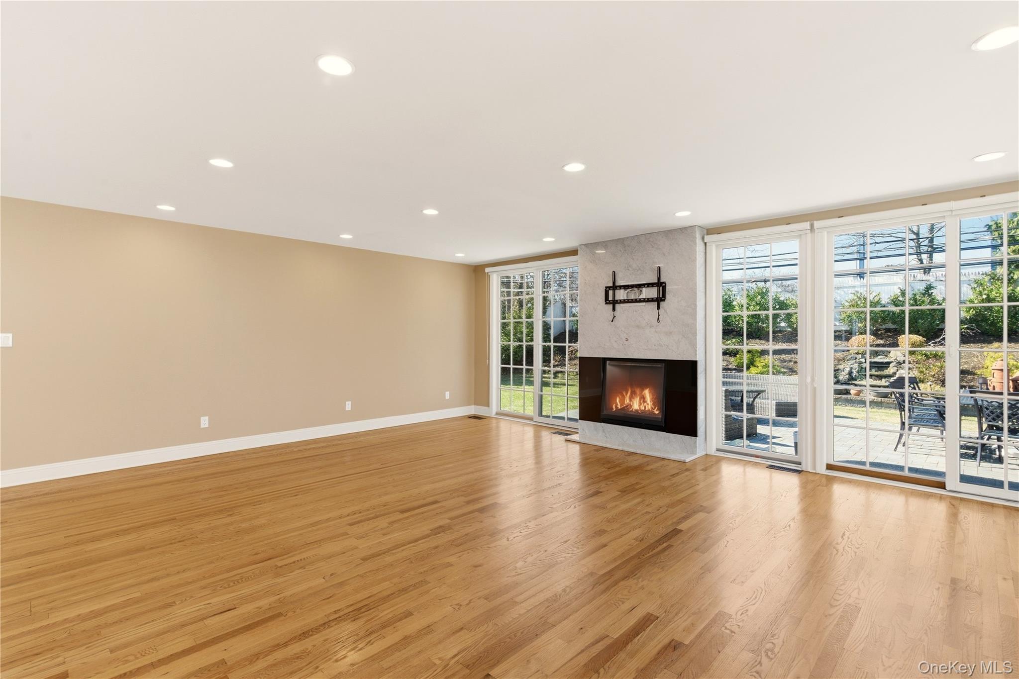 24 Green Drive, Roslyn, NY 11576