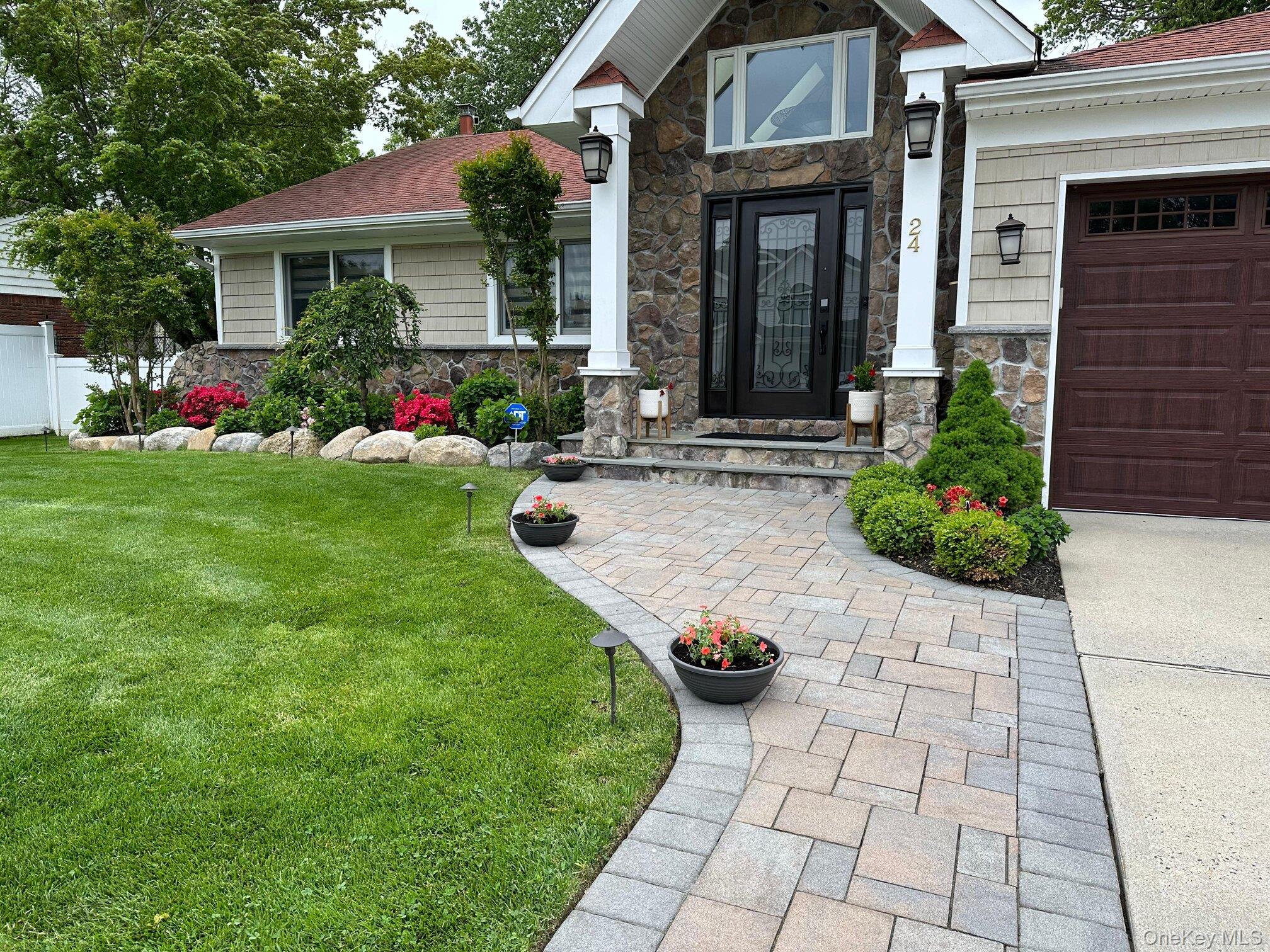 24 Green Drive, Roslyn, NY 11576