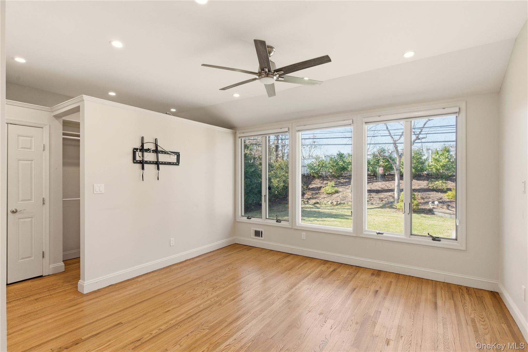 24 Green Drive, Roslyn, NY 11576