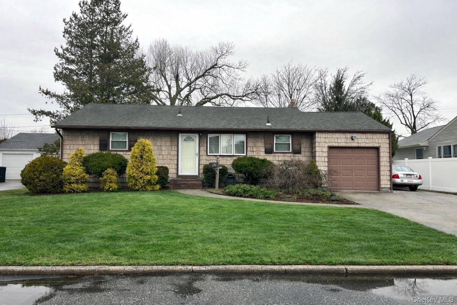 17 Windsor Street, Islip, NY 11751