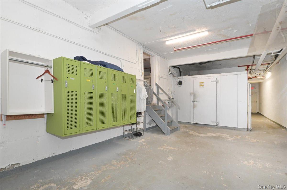 31 S Middle Neck Road, Great Neck, NY 11021