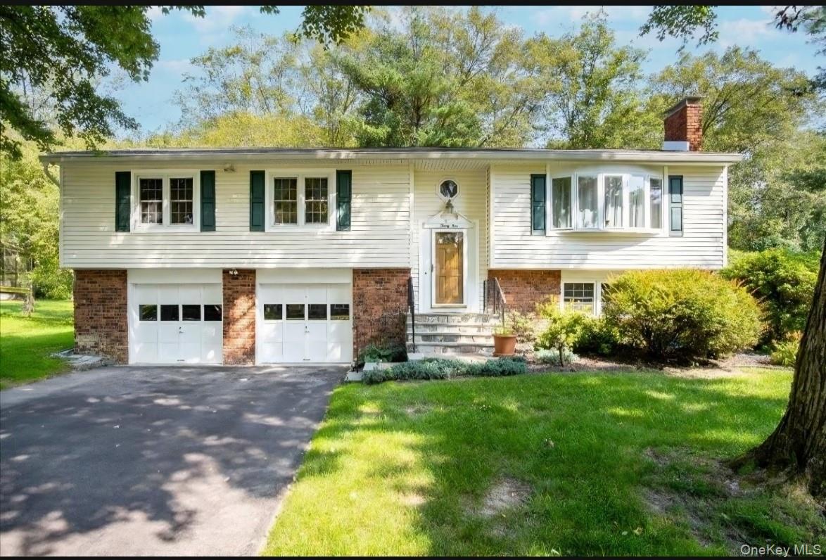 29 Carriage Hill Lane, Poughkeepsie, NY 12603