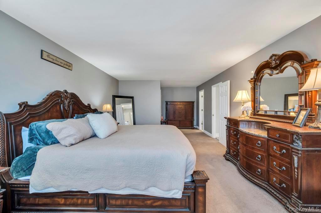 21 Burwood Lane, Coram, NY 11727