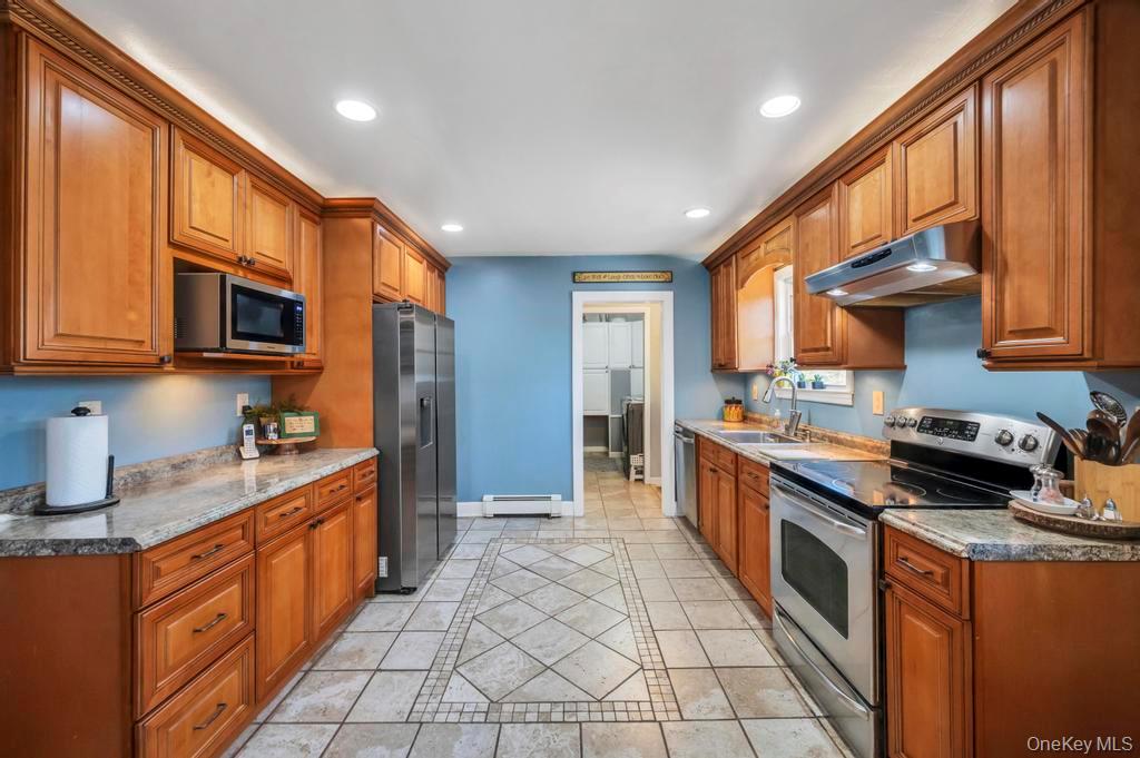 21 Burwood Lane, Coram, NY 11727