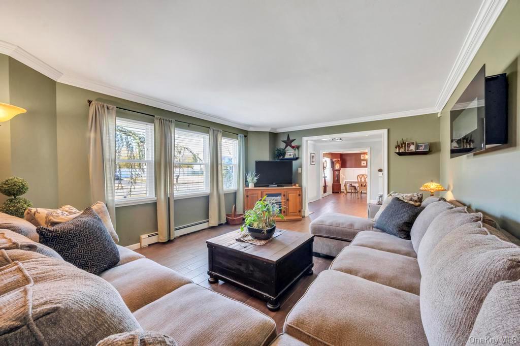 21 Burwood Lane, Coram, NY 11727