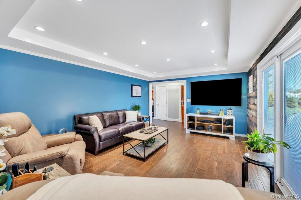 21 Burwood Lane, Coram, NY 11727