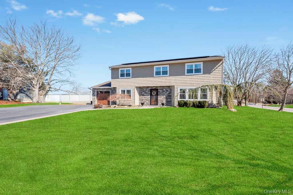 21 Burwood Lane, Coram, NY 11727