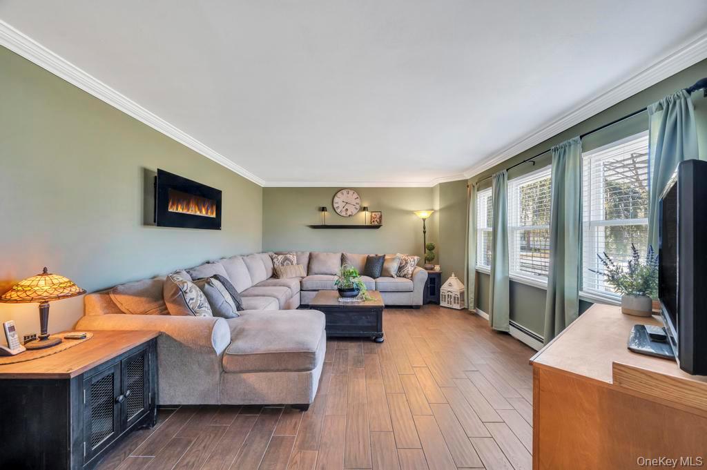 21 Burwood Lane, Coram, NY 11727