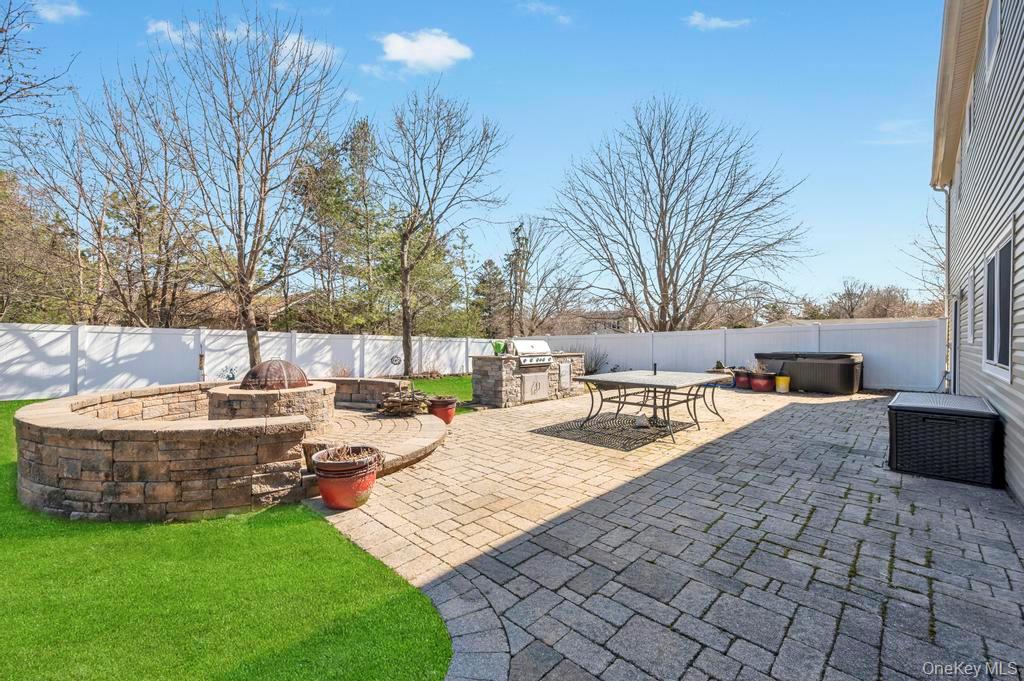 21 Burwood Lane, Coram, NY 11727