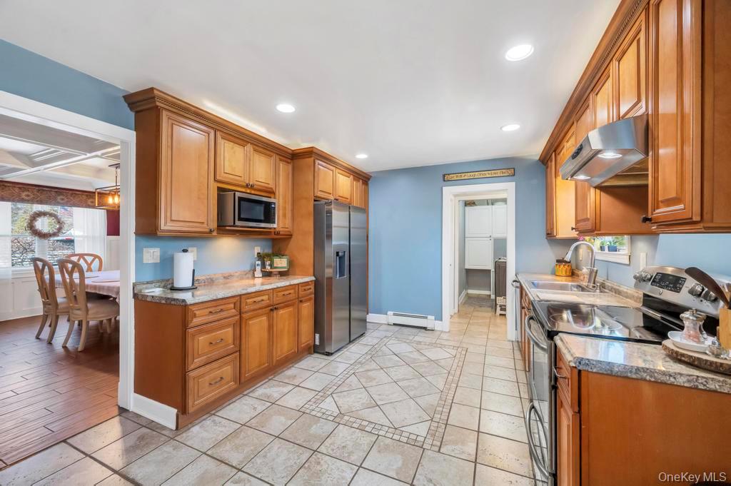 21 Burwood Lane, Coram, NY 11727