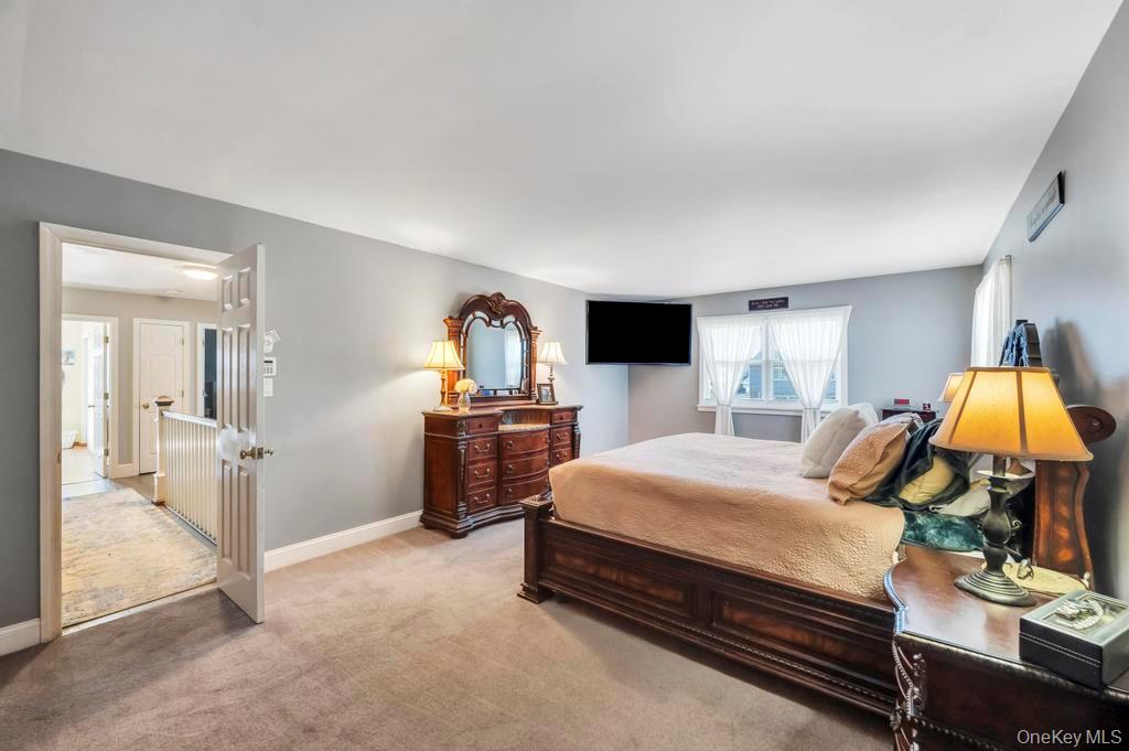 21 Burwood Lane, Coram, NY 11727