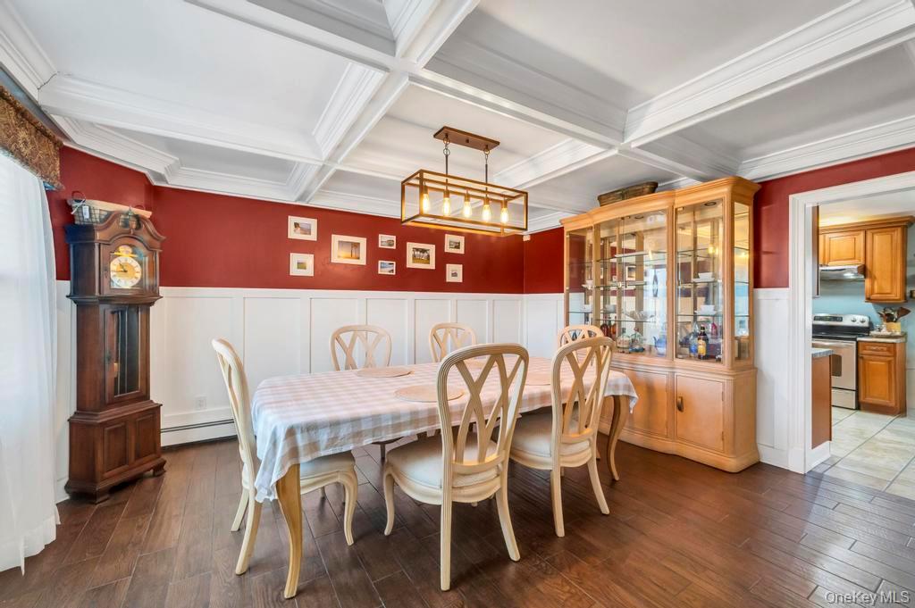 21 Burwood Lane, Coram, NY 11727