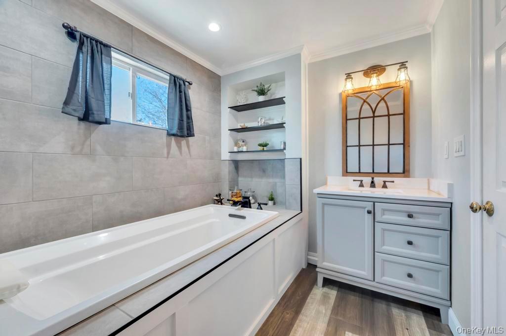 21 Burwood Lane, Coram, NY 11727