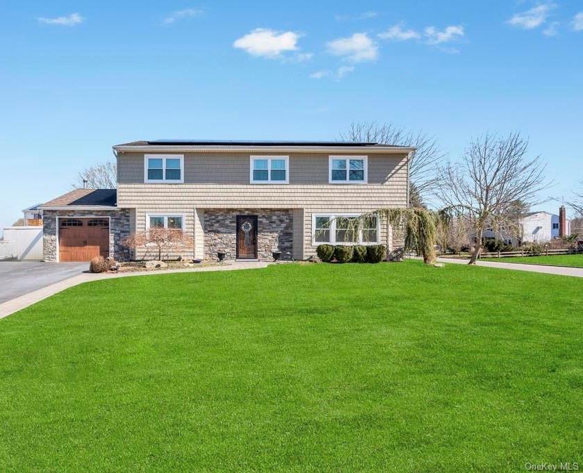 21 Burwood Lane, Coram, NY 11727