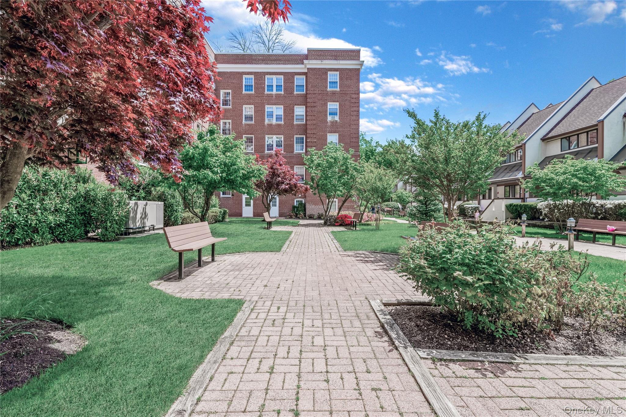 90 Knightsbridge Road # 3N, Great Neck, NY 11021