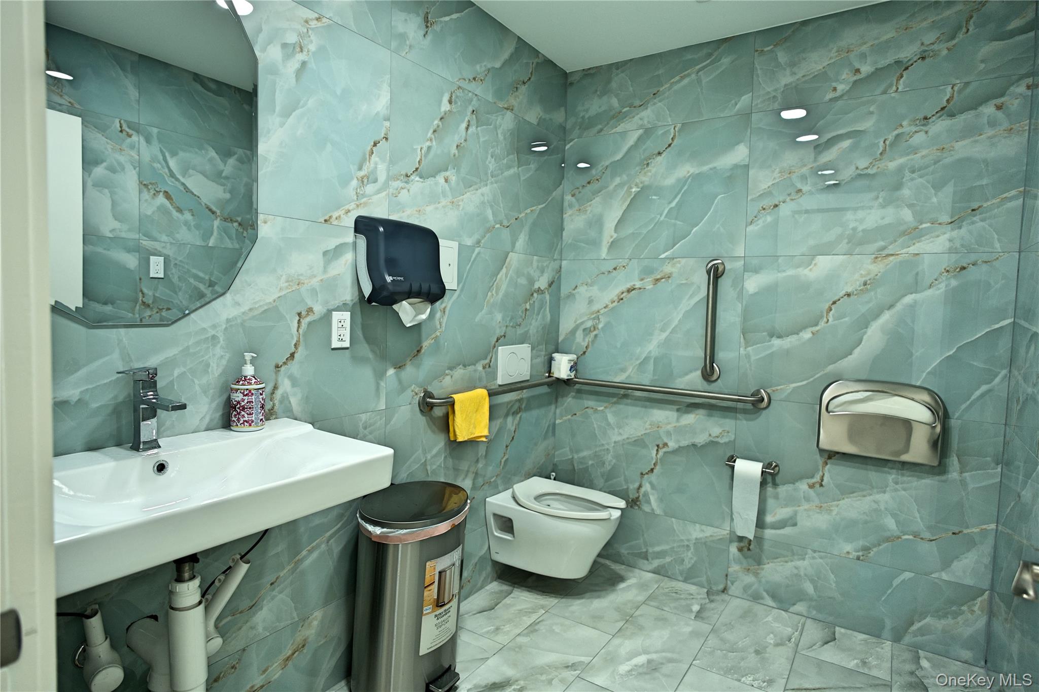 7 Bond Street # 1D, Great Neck Plaza, NY 11021