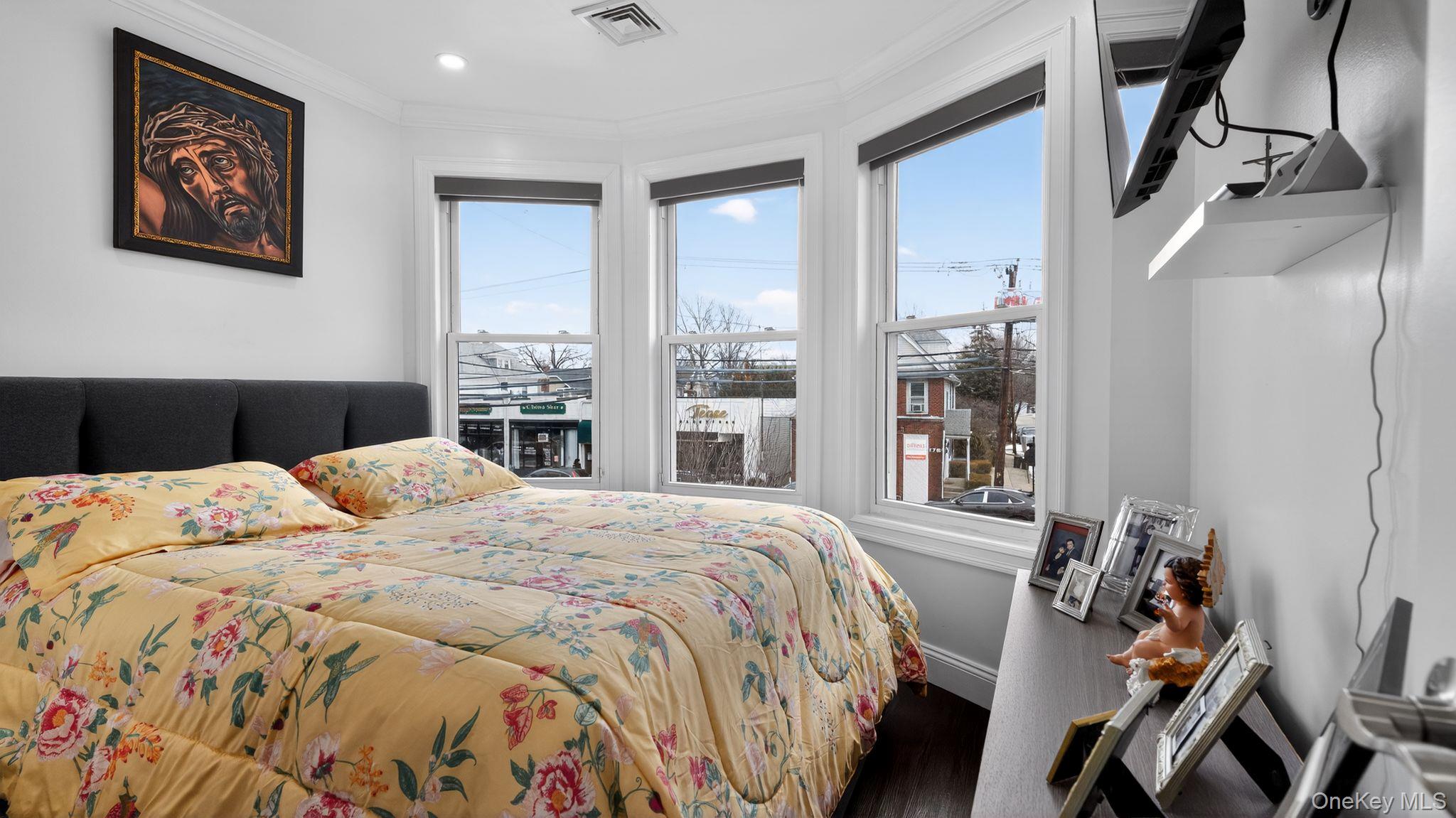 175 Hempstead Avenue, Lynbrook, NY 11563