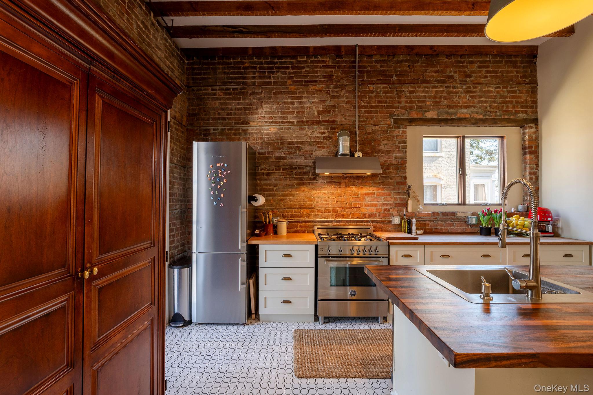 45 W Chestnut Street, Kingston, NY 12401