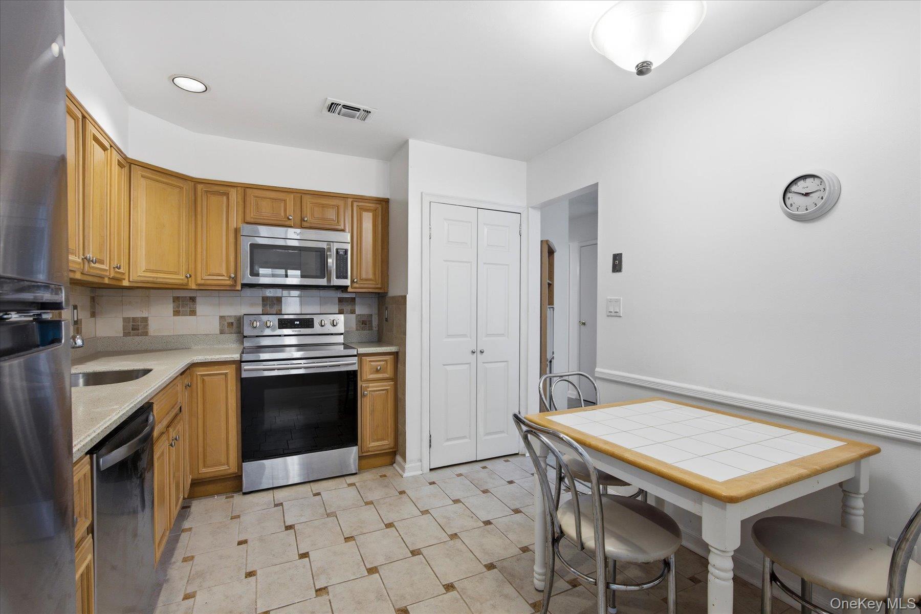 190 Poplar Court, Wantagh, NY 11793