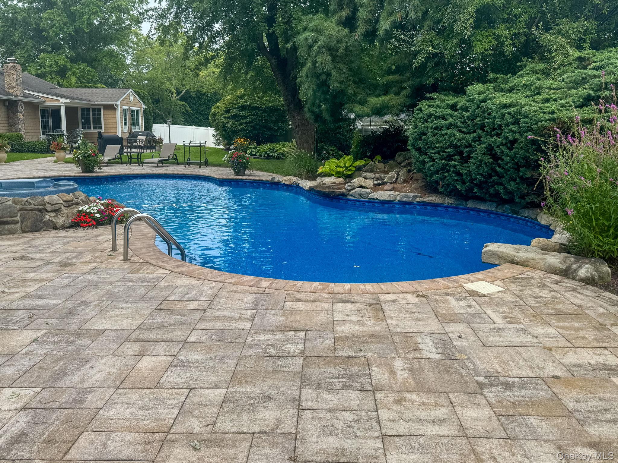 23 Astro Place, Dix Hills, NY 11746