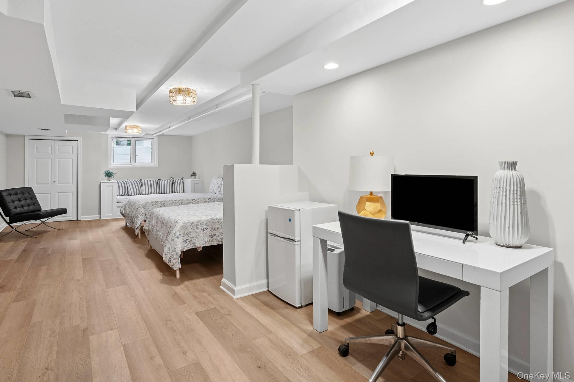 5 Spread Oak Lane, East Hampton, NY 11937