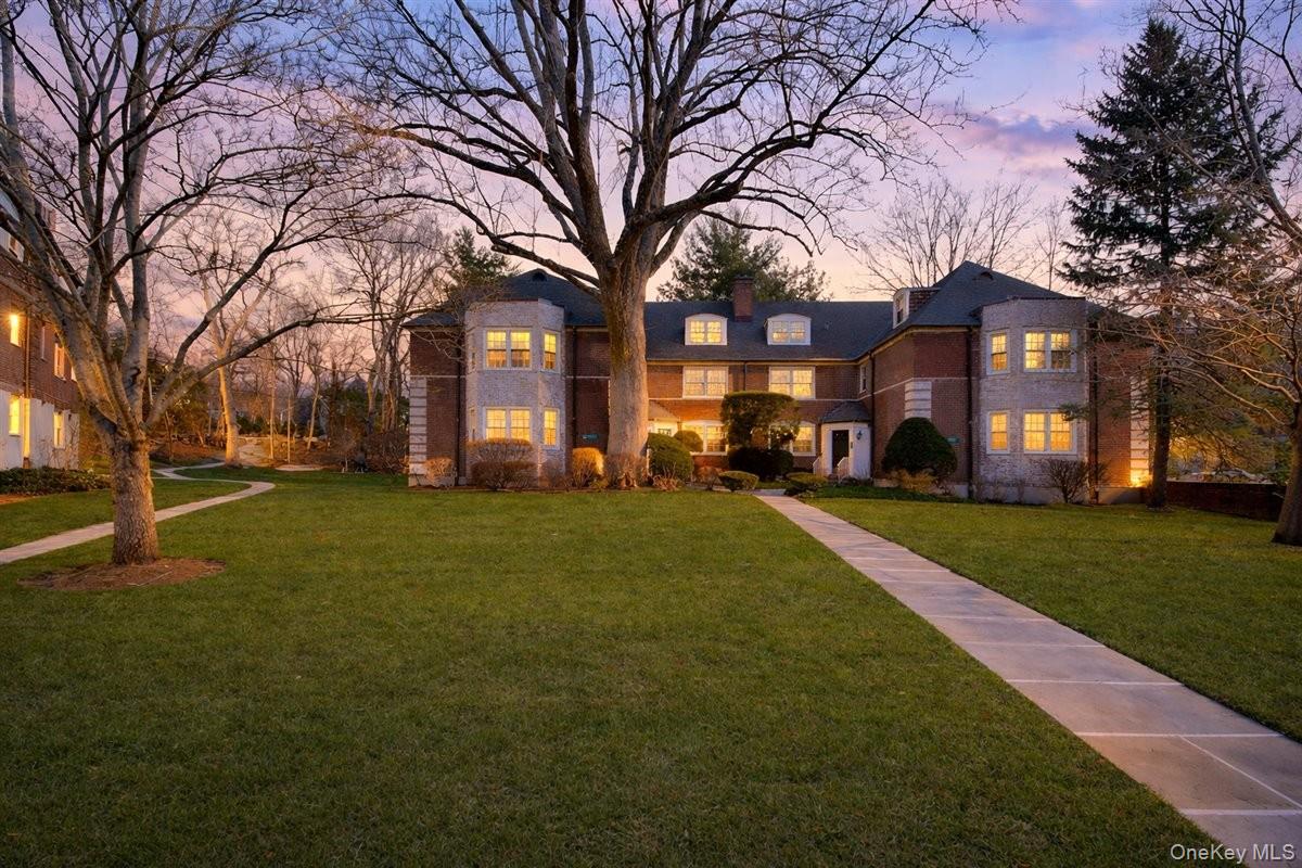 3 Sentry Place # 2A, Scarsdale, NY 10583