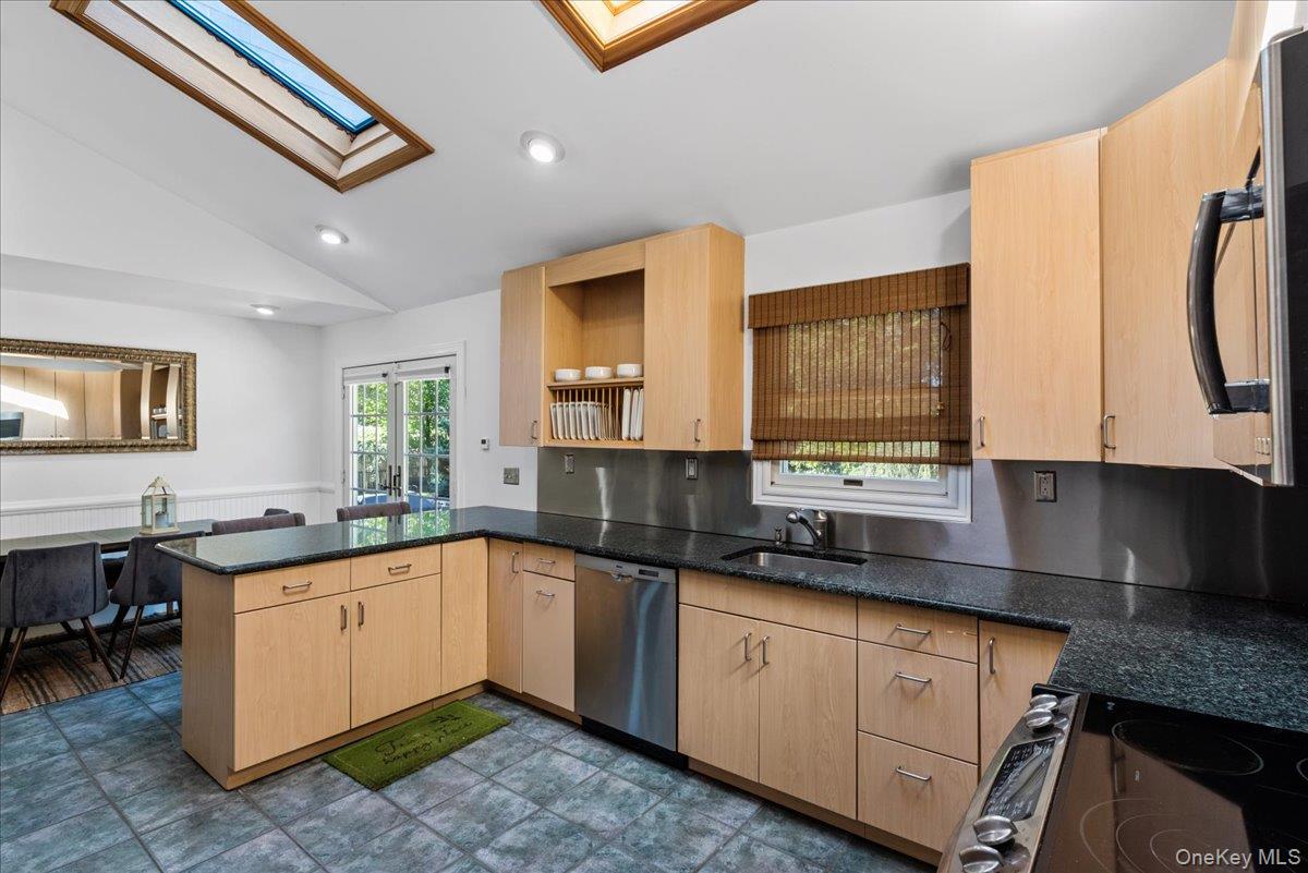 20 Alanson Lane, Hampton Bays, NY 11946