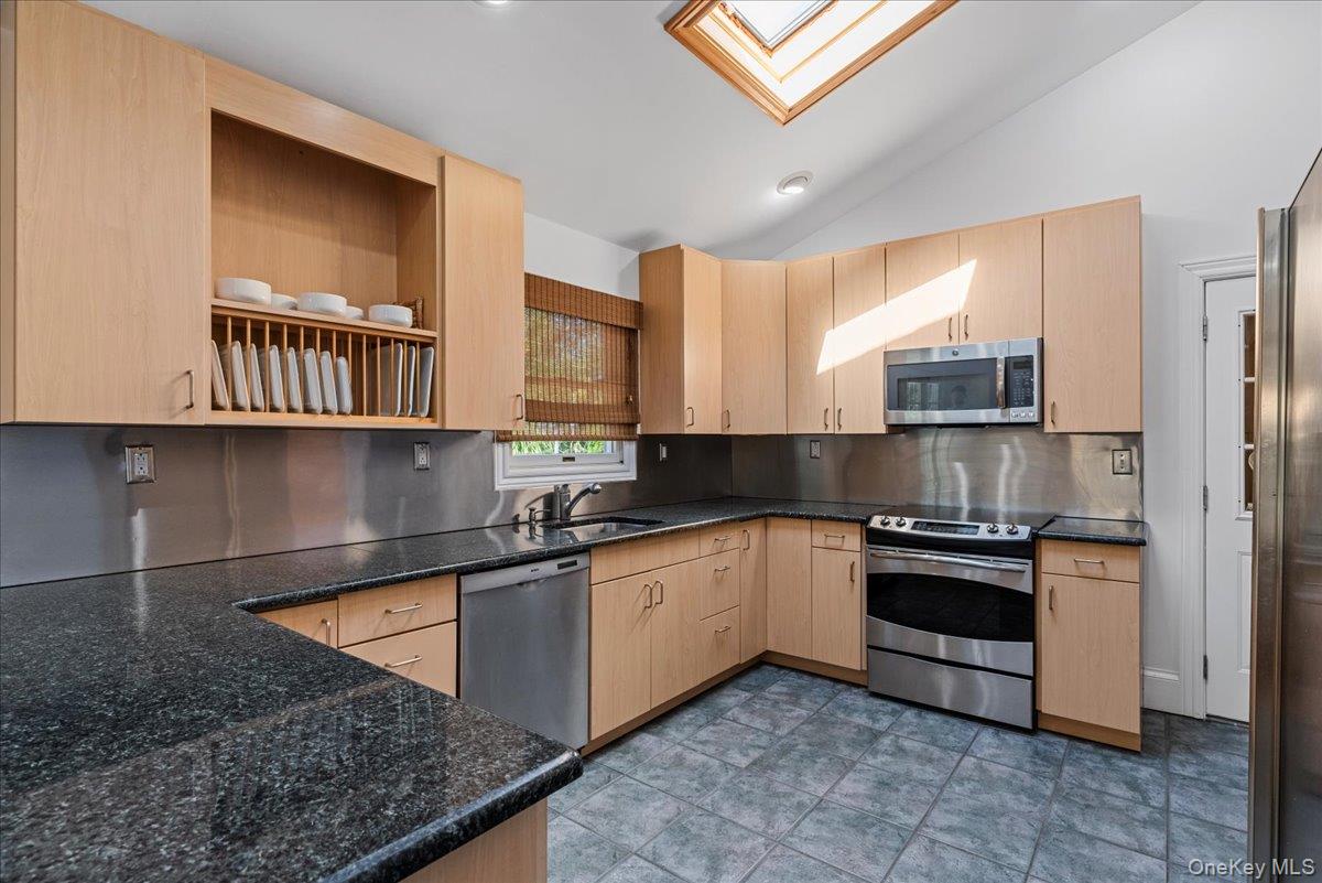 20 Alanson Lane, Hampton Bays, NY 11946