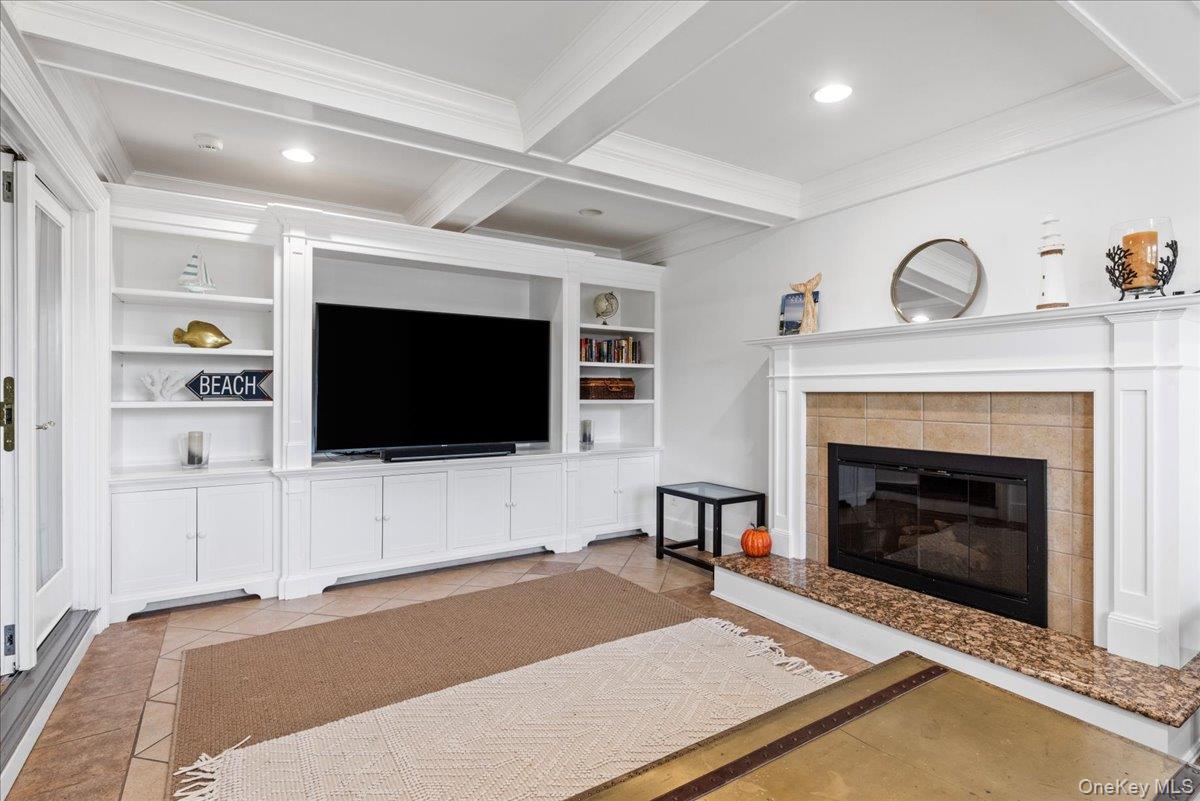 20 Alanson Lane, Hampton Bays, NY 11946