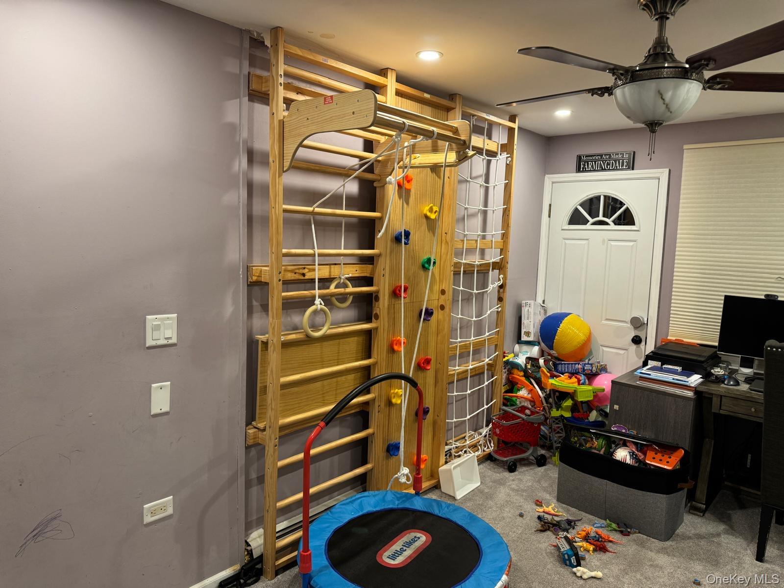 48 Jefferson Rd, Farmingdale, NY 11735